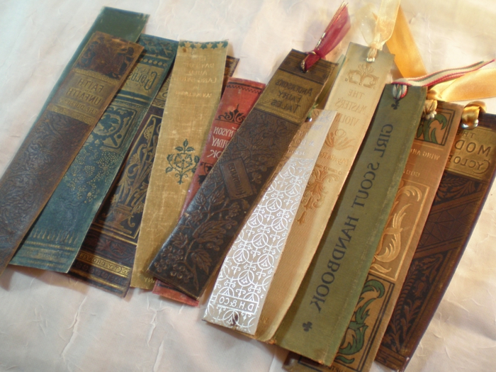 aus alten Bücher DIY Lesezeichen auszuschneiden, eine prima Ideen zum Upcycling