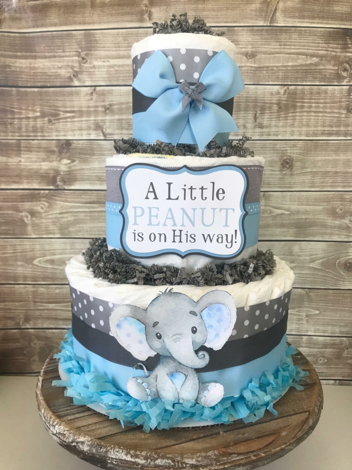 eine blaue Windeltorte für einen kleinen Jungen, ein kleines Elefanchen in blauer Farbe, Babyparty Geschenk