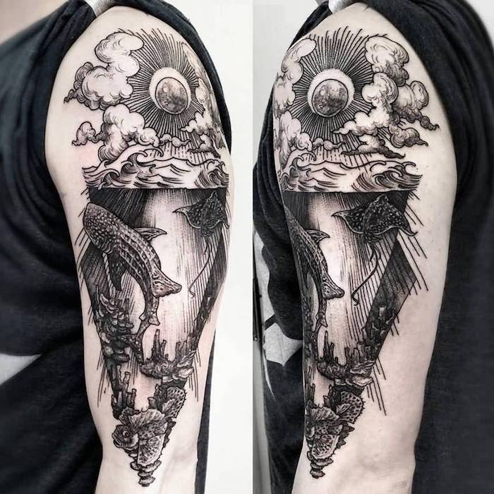 männer tattoo arm. eine hand mit einem tattoo mit halbmond und sonne, ein himmel mit weißen wolken und ein meer mit welen und schwarzen fischen