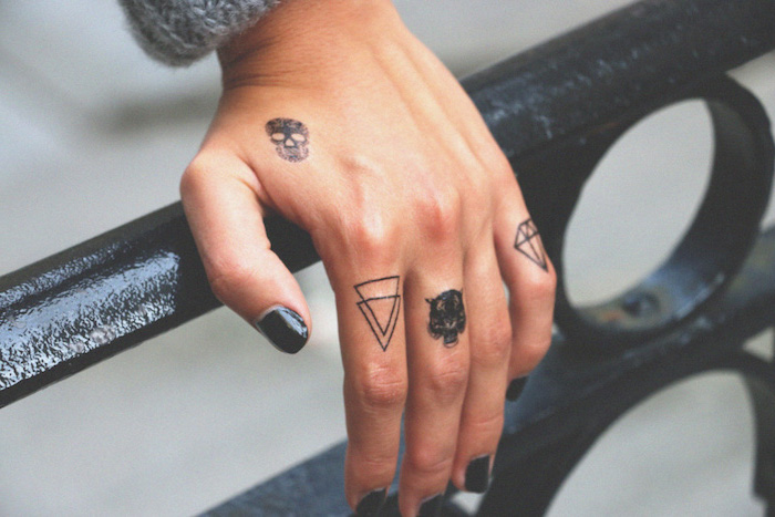 Kleine Tattoos am jedem Finger, Totenkopf Tiger und Diamant , schwarzer Nagellack