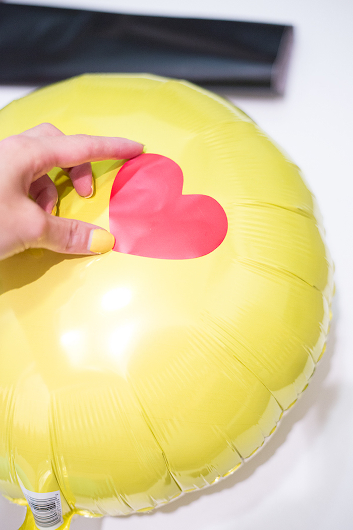 Emoji Ballons selbst gestalten, Herzen für Augen kleben, tolle selbstgemachte Geburtstagsdeko