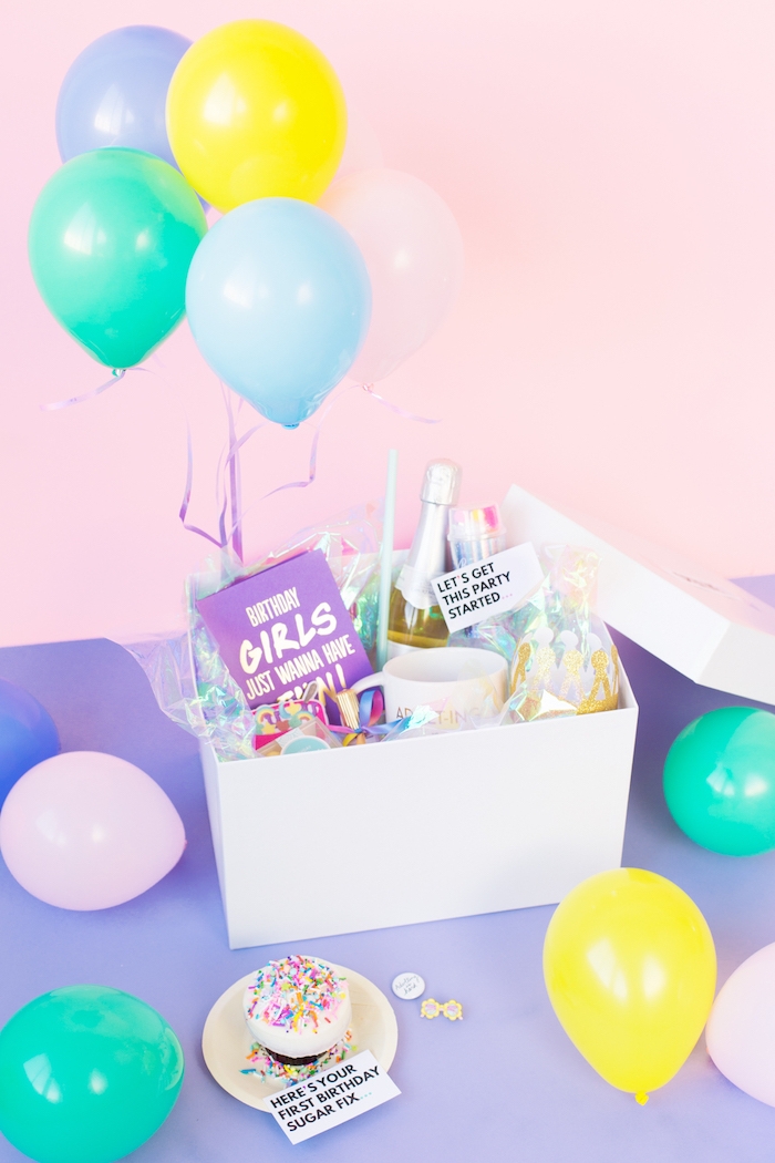 Geschenkbox selber arrangieren, coole Geschenkidee zum achtzehnten Geburtstag für Mädchen