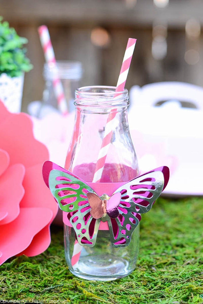 Geburtstagsdeko selber machen, Schmetterlinge aus Papier an Flaschen kleben