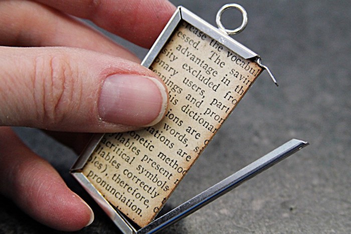 Anhänger selber machen, DIY Idee für einzigartige Halskette, mit Zeitungspapier basteln