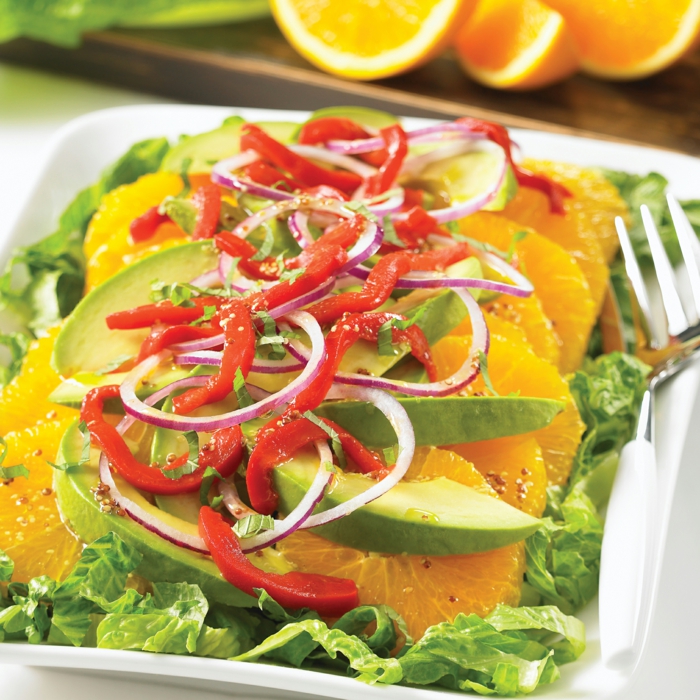 Salatblätter, Mandarinn, Avocado Gemüse, Paprika und roter Zwiebel, ein gesunder Salat