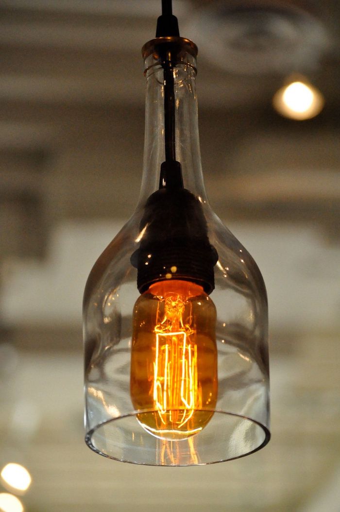 eine hängelampe aus einer alten flasche aus glas und mit einer großen orangen glühbirne, alte flaschen recyceln ideen diy