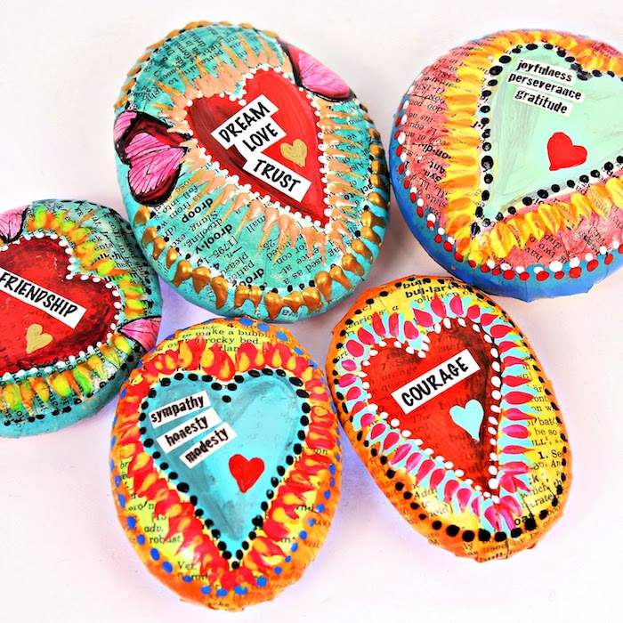 Kleine Steine mit Papier dekoriert, personalisierte Botschaften, schönes DIY Geschenk