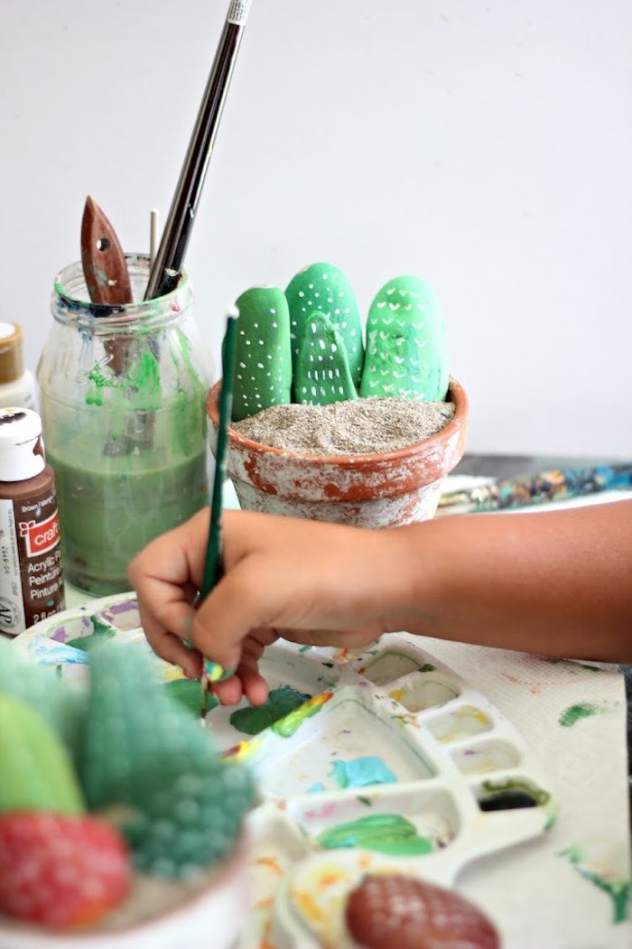 Kaktus Steine selber machen, mit grüner Acrylfarbe bemalen, schöne DIY Idee für Kinder