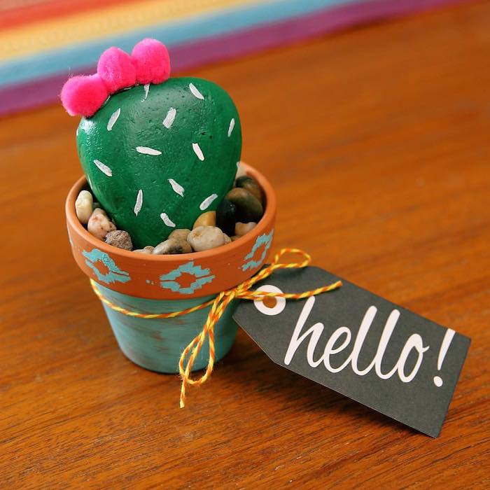 Kaktus Stein in Blumentopf mit Zettel Hallo, Stein mit grüner Farbe bemalen