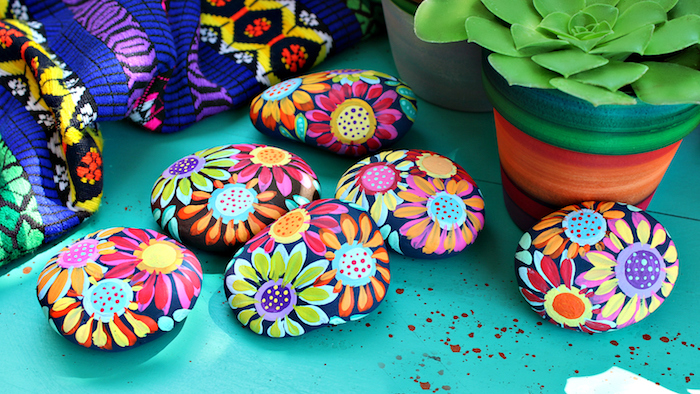 Steine kreativ bemalen, bunte Blumen mit Acrylfarben zeichnen, selbstgemachte Deko für Zuhause