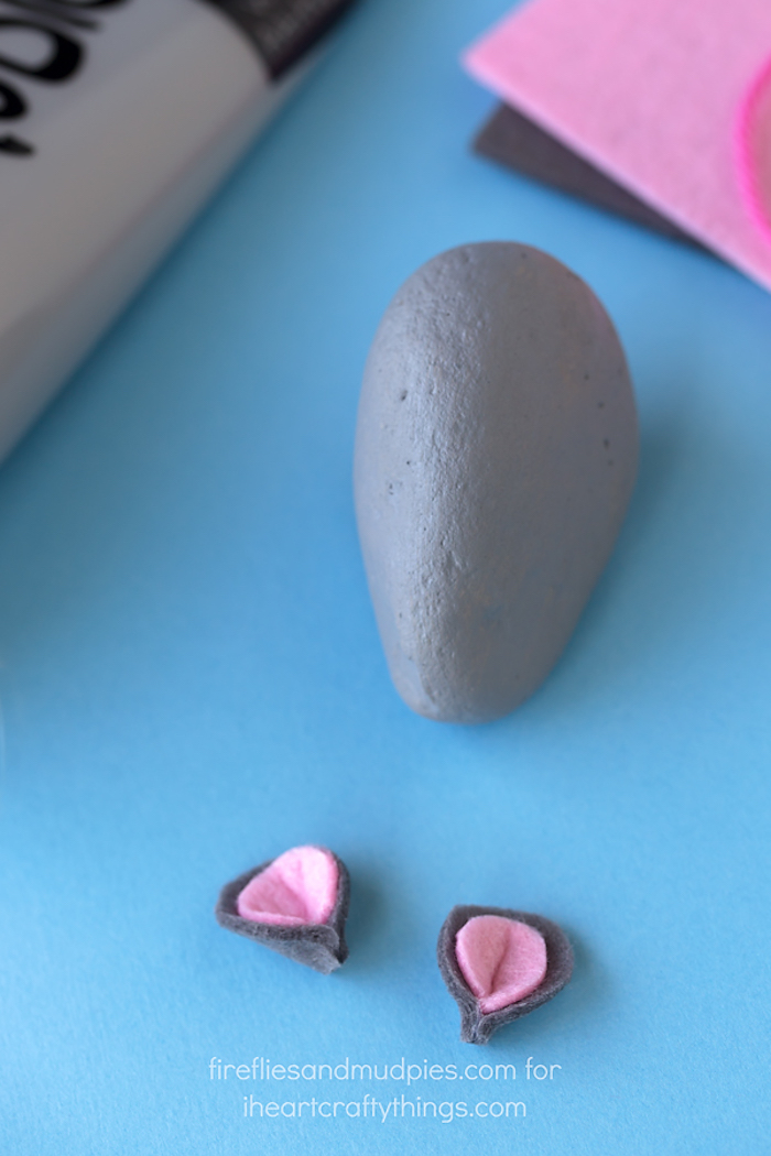 Maus aus Stein gestalten, mit grauer Acrylfarbe bemalen, Ohren aus Filzstoff kleben