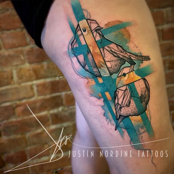 ein bein mit einem großen aquarell tattoo mit zwei großen weißen vögeln mit weißen federn und schwarzen augen, tattoo ideen aquarell