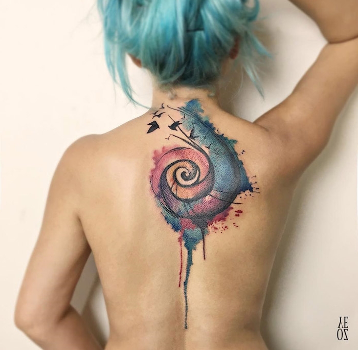 tattoo aquarell mit einer großen bunten schneke und mit kleinen schwarzen fliegenden vögeln, eine junge frau und eine blaue haare, aquarell tattoo rücken