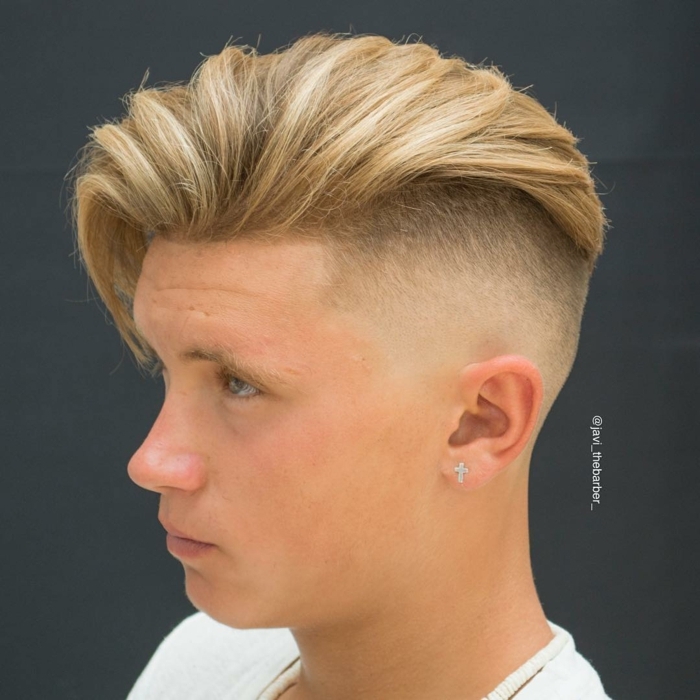 blonde Haare, langes Oberteil, Undercut, Ohrringe mit der Form von Kreuz, Kurzhaarfrisur für Männer