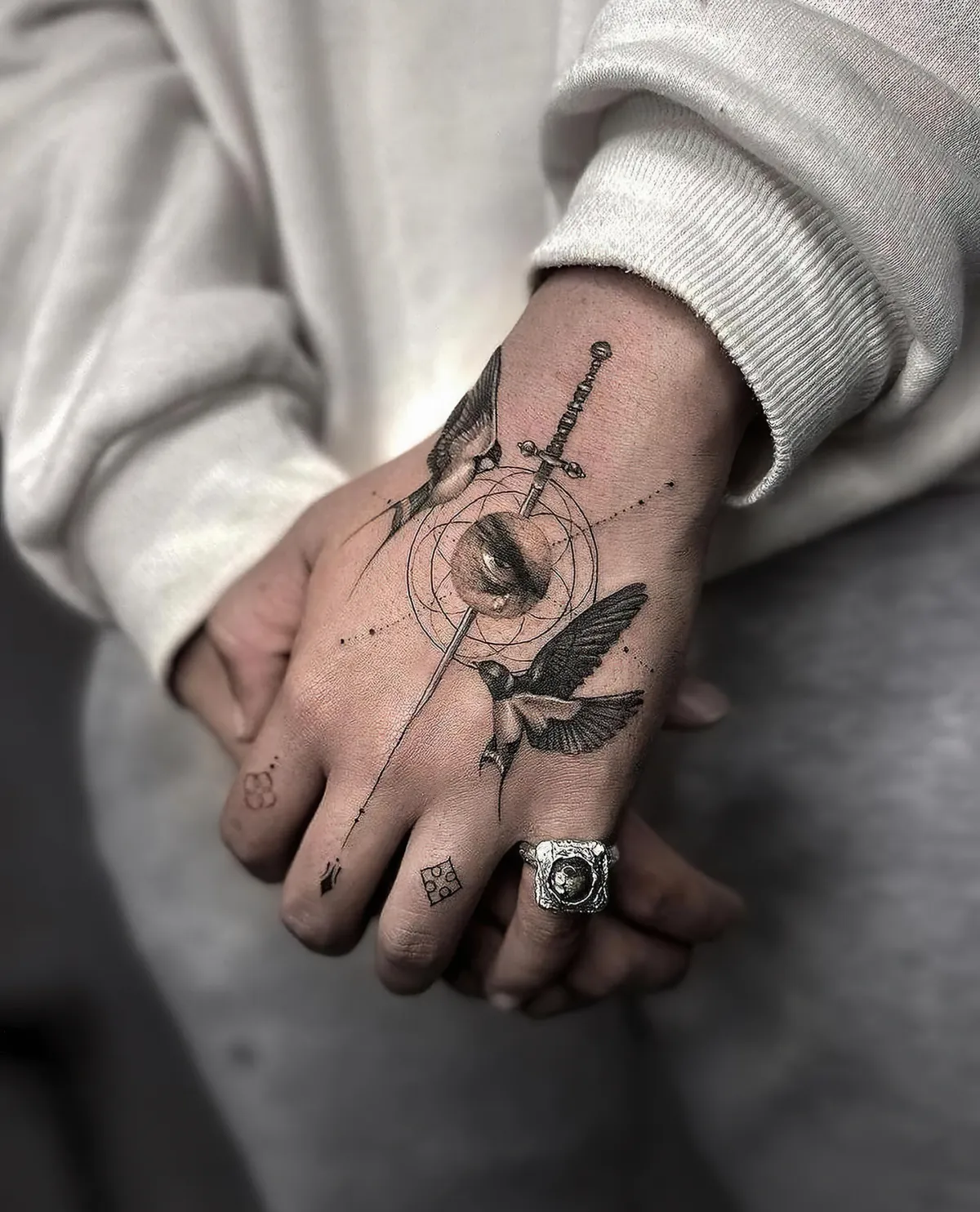 das allsehende auge tattoo hand tattoos für männer