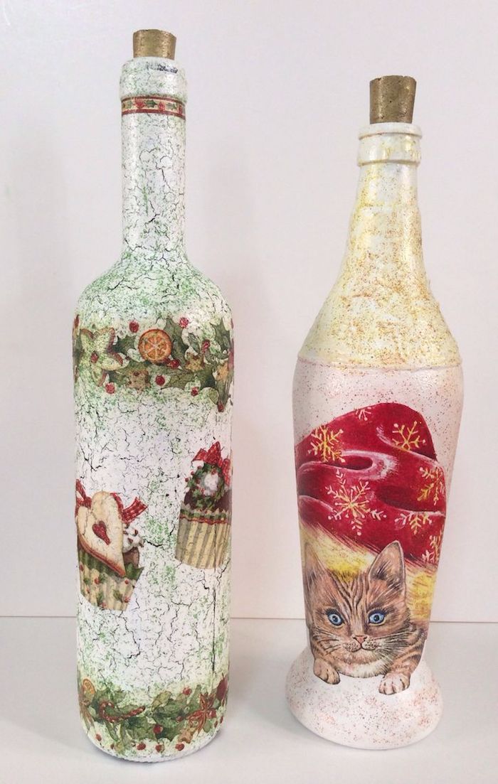 zwei alte flaschen recyceln ideen, decoupage ideen, zwei flaschen mit servietten mit einer kleinen braunen katze mit blauen augen, eine weihnachtsdekoration selber basteln mit illex pflanzen 