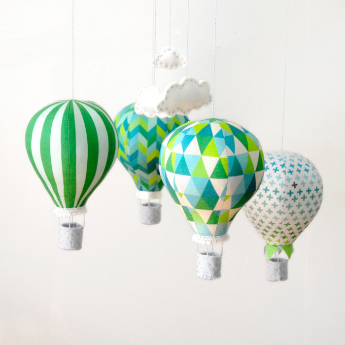 deko heißluftballon, diy mobile mit ballons aus stoff, kleine weiße wolken, diy anleitung