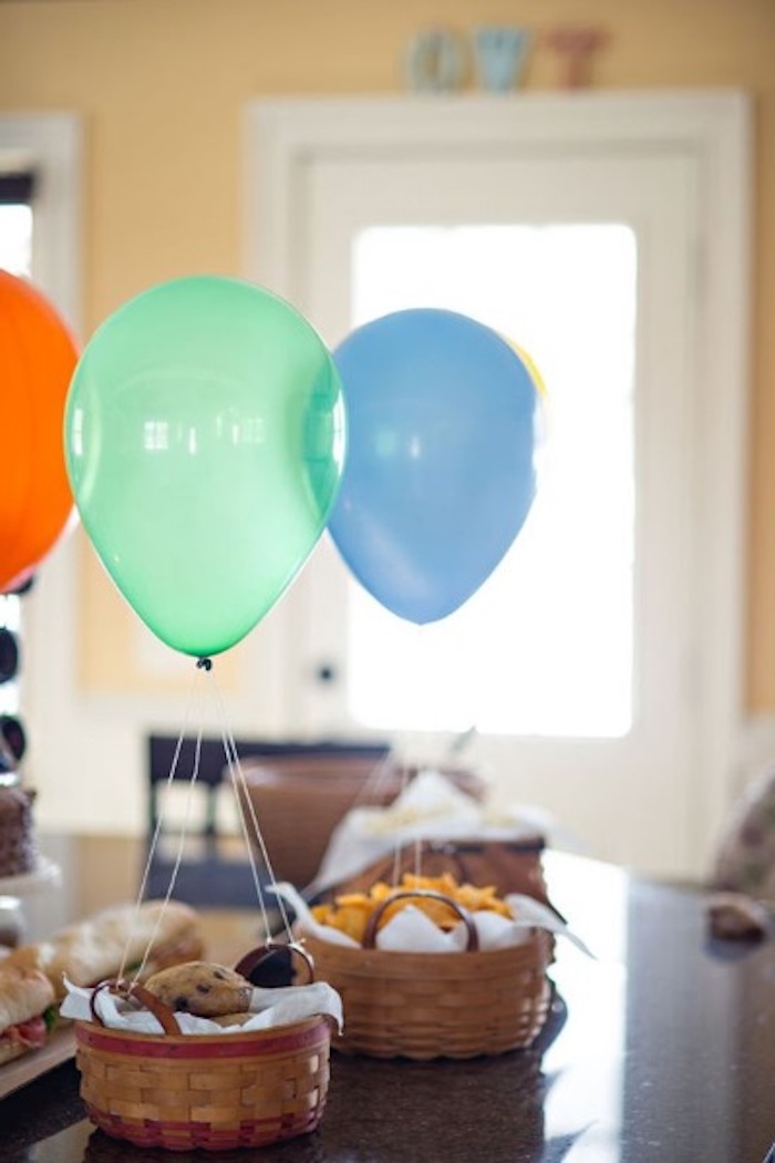 deko heißluftballon, grüner, blauer und orangenfarbener ballon, kürbe mit keksen und chips