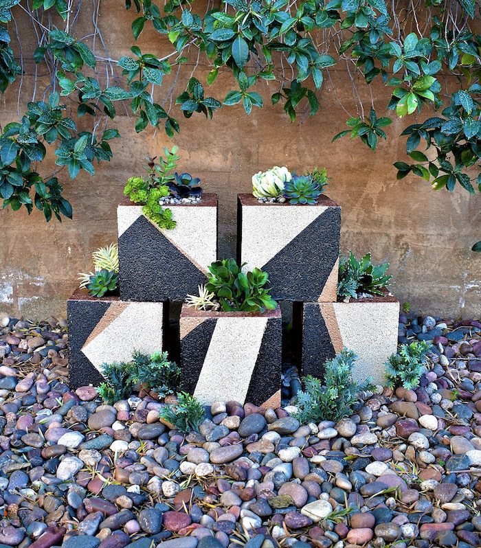 deko ideen selbst machen, blumentöpfe aus betonziegel, geometrische motive, kleine grüne pflanzen