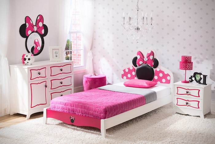 deko jugendzimmer, möbel set in rosa und weiß, minnie mouse, kronleuchter über dem bett