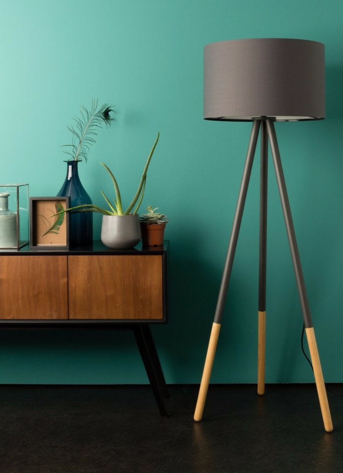 wohnzimmermöbel modern, dunkelgrüne wand schafft naturnahes gefühl, ein kleiner retro schrak mit deko darauf, vase, blume, große stehlampe in grau