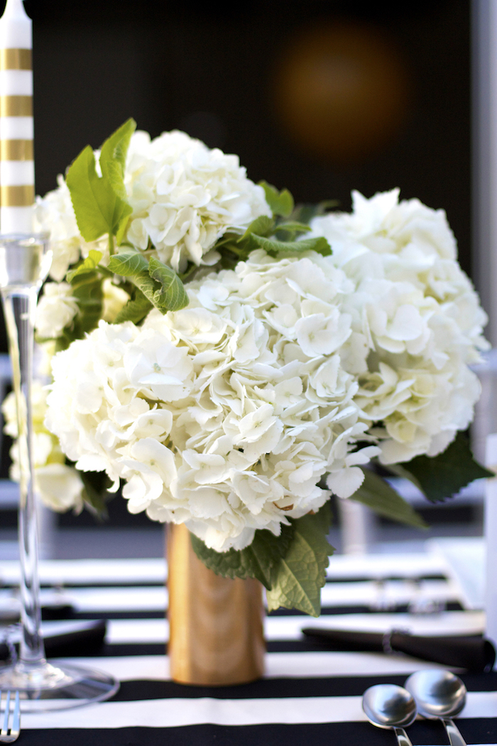 weiße hortensien, deko selber machen, tisch festlich dekorieren, tischdecke in schwarz und weiß