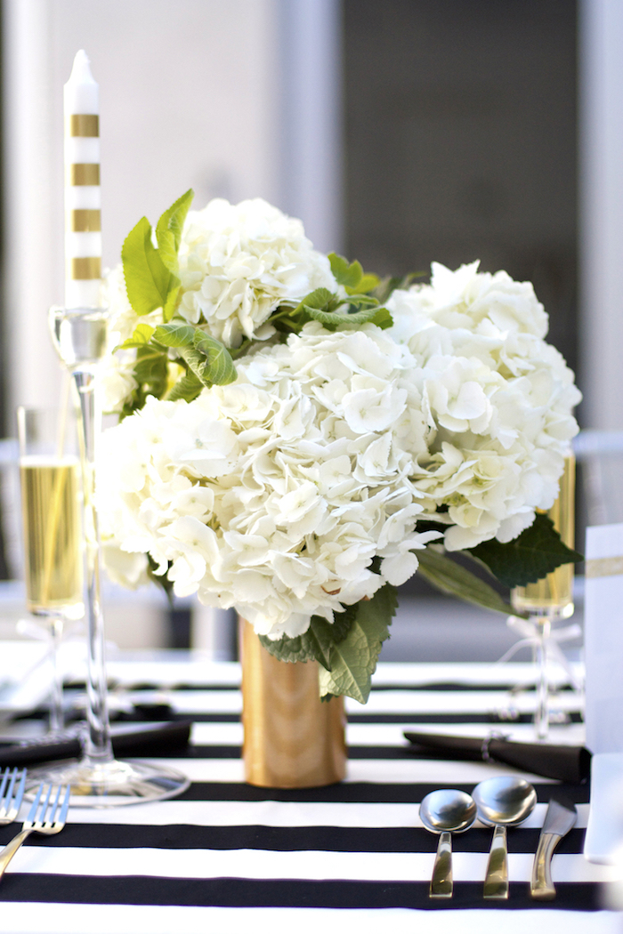 dekoration selber machen, weiße hortensien, goldene vase, festliche tischdekoration