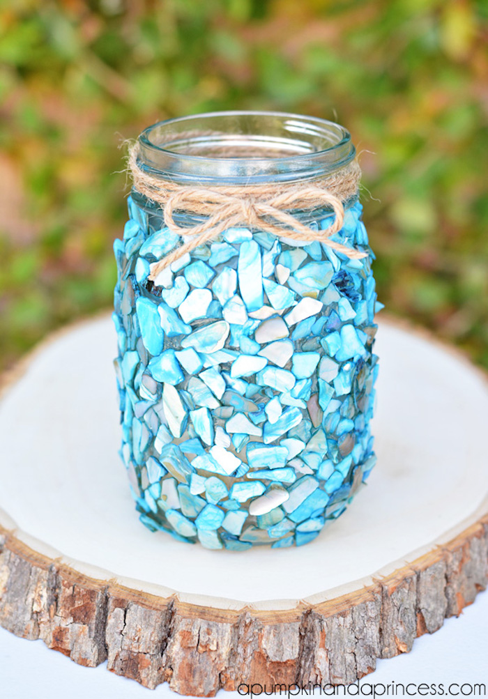 windlicht aus einmachglas verziert mit strückchen blaues glas, dekoration selber machen, leinenschnur