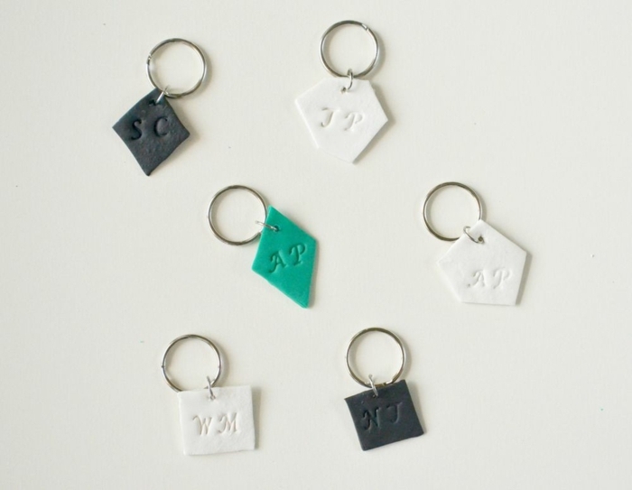 die fertigen Schlüsselanhänger mit Namen, schwarze, weiße und grüne Farbe