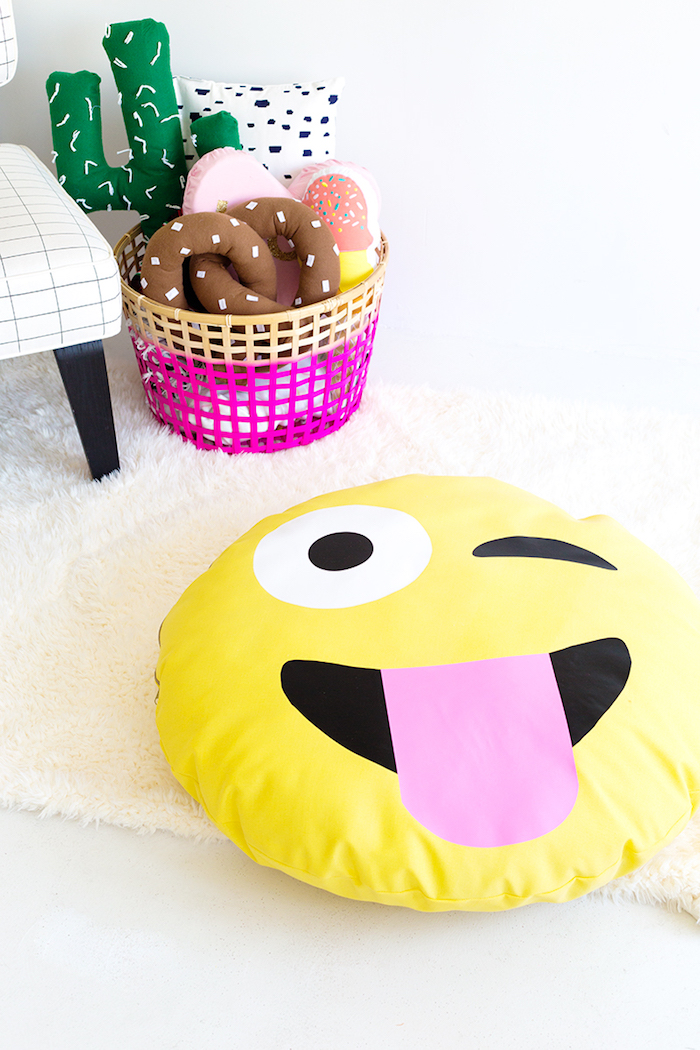 Emoji Kissen selbst gestalten, lustige Geschenkidee zum Geburtstag, DIY mit Anleitung