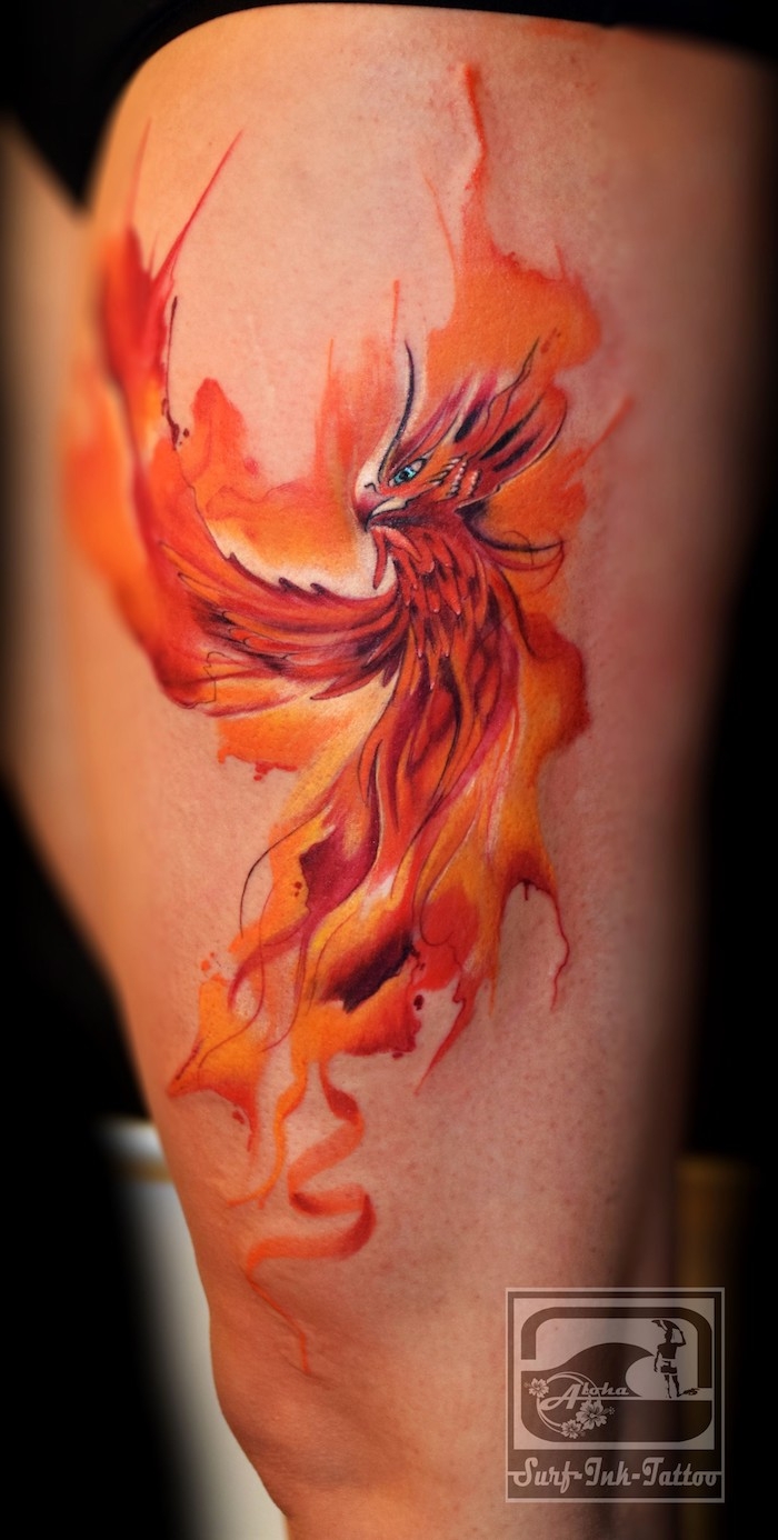 ein großer phönix tattoo mit einem fliegenden auferstehenden roten phönix mit roten federn und feuer und mit blauen augen, watercolor tattoo phönix