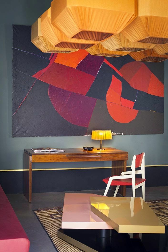 buntes Bild an der Wand, welche Farbe passt zu Rot, ein Tischlein und Stuhl, beiger Teppich