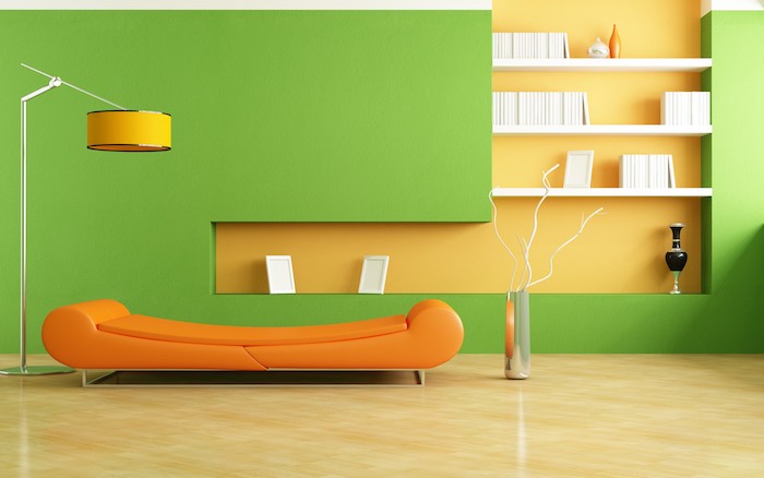 wohnzimmer streichen ideen, eine große grüne wand und viele weiße bücher, ein oranges sofa und eine gelbe lampeund ein boden aus holz, wohnzimmer streichen ideen