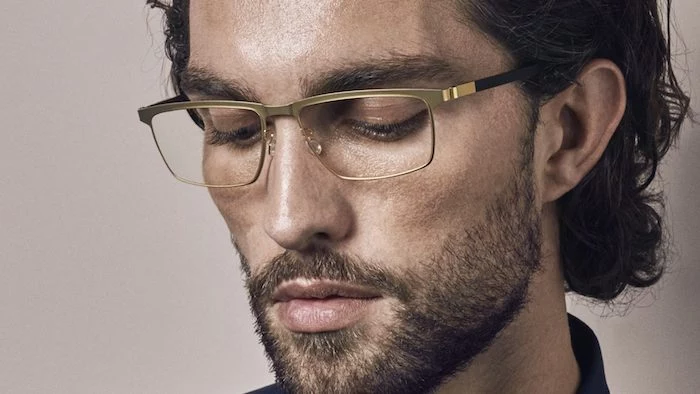 junger mann, eine schwarze haare, ein mann mit einem schwarzen bart und mit einer schwarzen brille