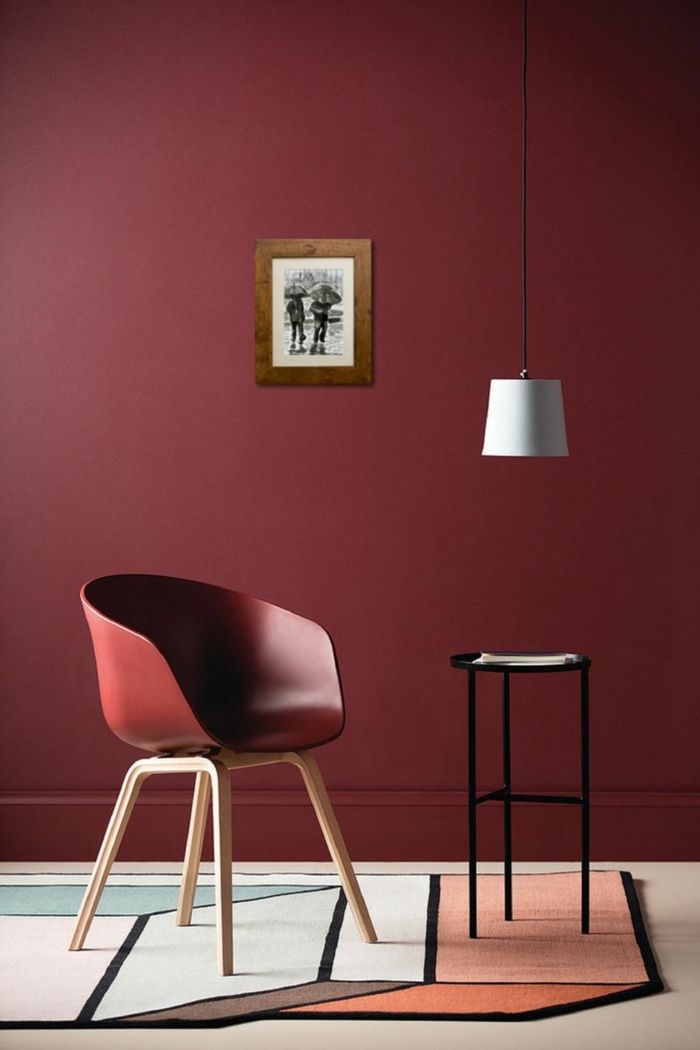 rote Wand, roter Stuhl, ein graues Bild, welche Farbe passt zu Grau, minimalistischer Stil