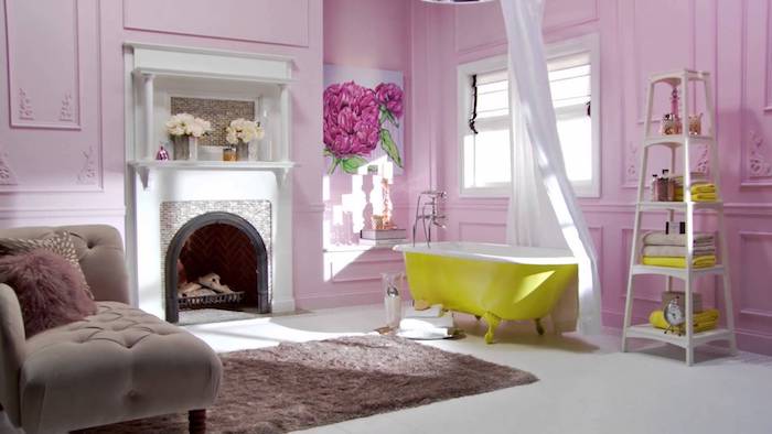 ein kleiner violetter teppich und ein sofa mit einem violetten kissen, ein violettes badezimmer mit einer gelben badewanne und mit violetten wänden, wandfarbe badezimmer