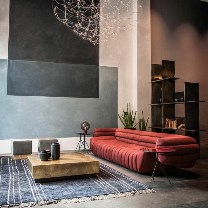 ein Bourdeauxrot Sofa, welche Farbe passt zu Bourdeauxrot, grauer Teppich, graue Schattierungen an den Wänden