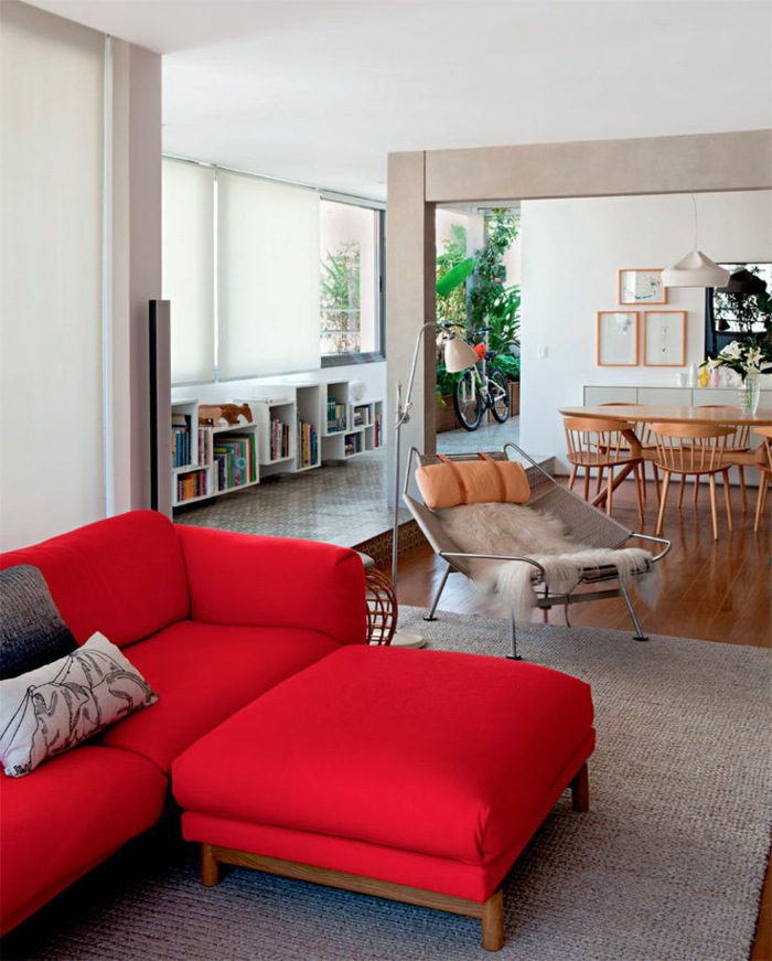 rotes Sofa, grauer Teppich, in Einzimerwohnung, welche Farben passen zusammen