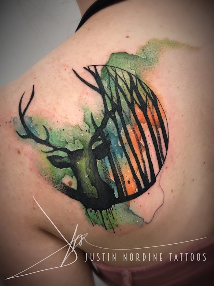 großes rücken tattoo aquarell mit einem schwarzen hirsch und einem . halbmond und einem wald mit vielen schwarzen bäumen
