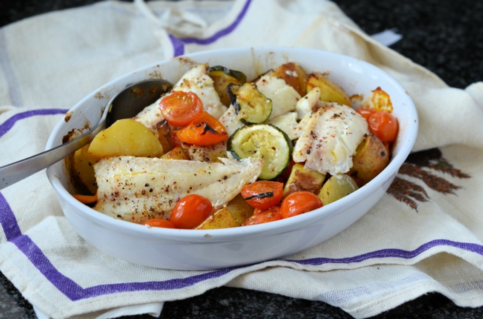 ein Salat aus Fisch, Zuccini, Kartoffel und Kirschtomaten, Gerichte zum Abnehmen