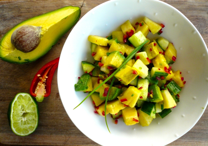 Avocado, Paprika und Frühlingszwiebel, Limettensaft als Dressing, Avocado Salat