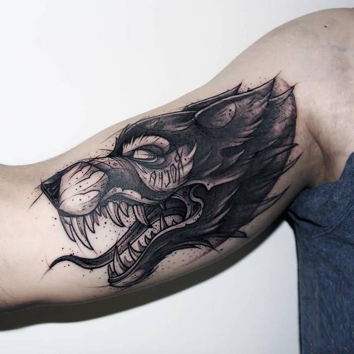 ein tattoo arm mit einem wilden schwarzen wolf mit scharfen weißen zähnen und mit einer langen schwarzen zunge und mit weißen augen, wolf tattoos für männer, ein mann mit einem grauen unterhemd