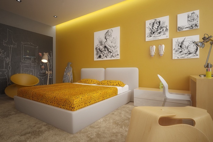 schlafzimmer mit einer großen gelben wand und mit einem weißen bett mit gelben kissen, wandfarbe gelb schlafzimmer, eine lampe und ein weißer stuhl 
