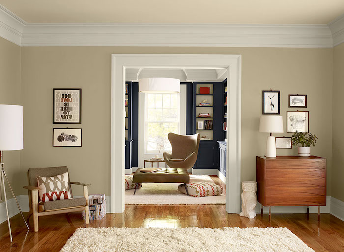 ein brauner boden aus holz und ein weißer teppich, ein wohnzimmer miz beigen und blauen wänden und mit weißen lampen und grauen sofas, wand streichen ideen 