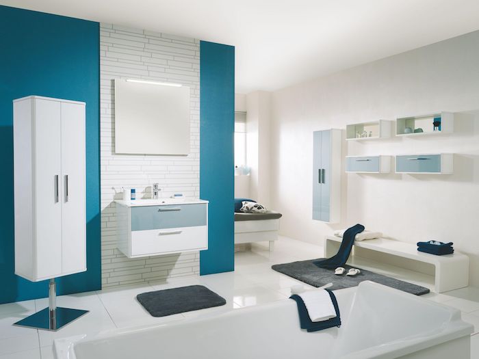 wand farbig streichen, ein badezimmer mit weißen und blauen wänden, ein weißer boden mit weißen fliesen und eine weiße badewanne, ein weißes waschbecken und ein spiegel