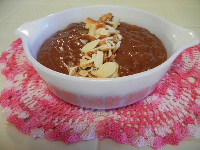 Schokolade Brei mit Makadamia als Dekoration, Diät Essen zum Valentinstag