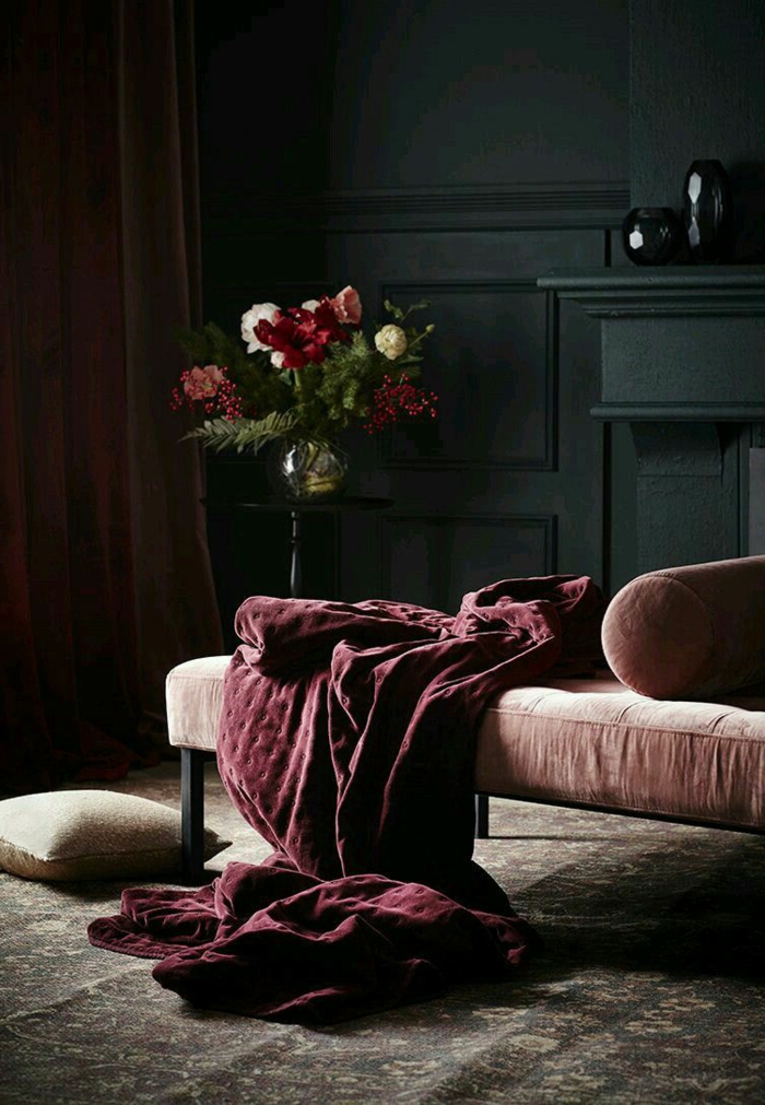 eine goldene Vase voller Blumen in der Ecke, rote Bettwäsche, welche Farbe passt zu Rot