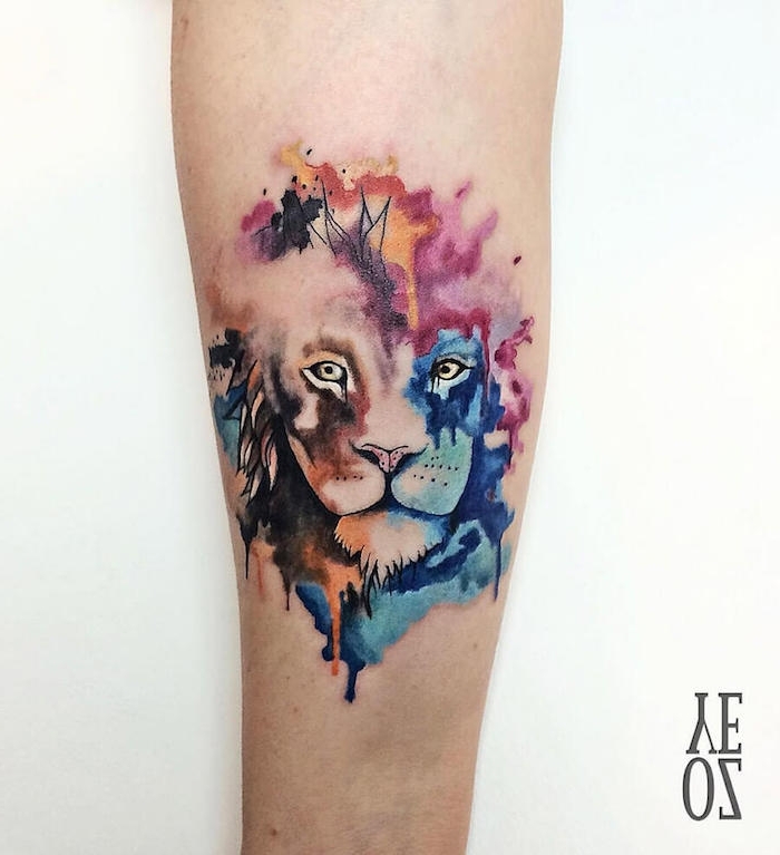 eine and mit einem watercolor tattoo mit einem bunten löwe mit einer farbigen dichten mähne und mit gelben augen, löwen tattoo aquarell
