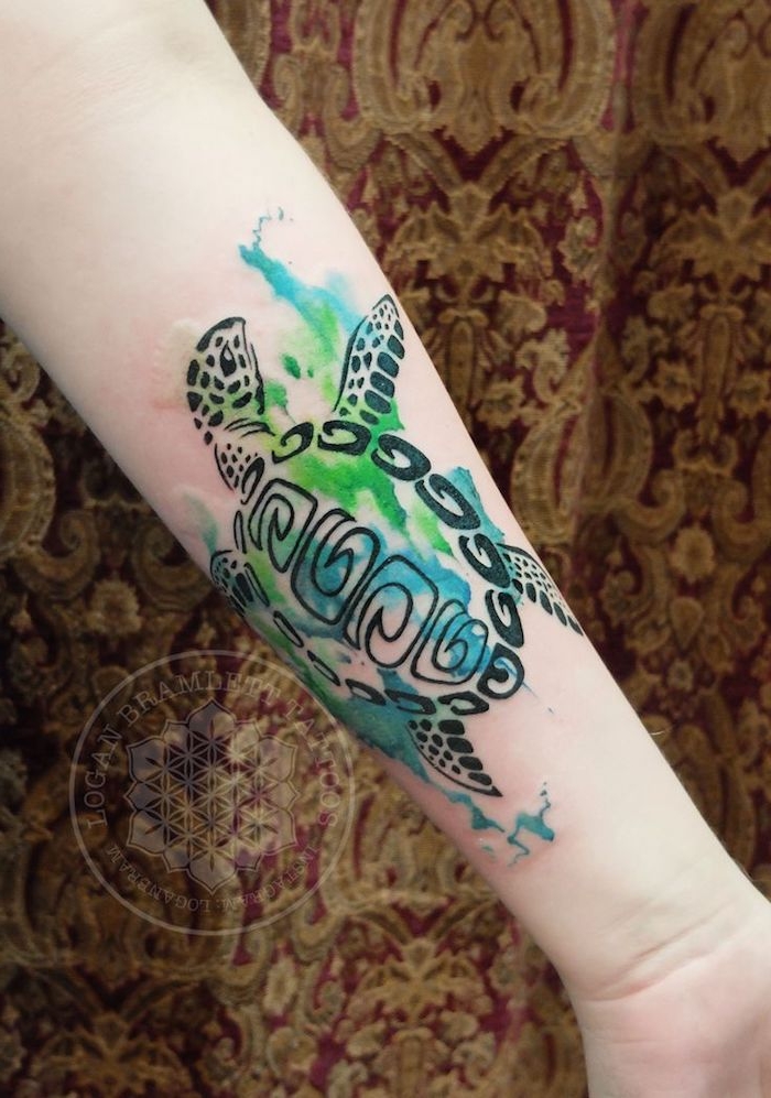eine hand mit einer grünen schildkröte, ein schildkröte watercolor tattoo aquarell, frauen tattoo motive