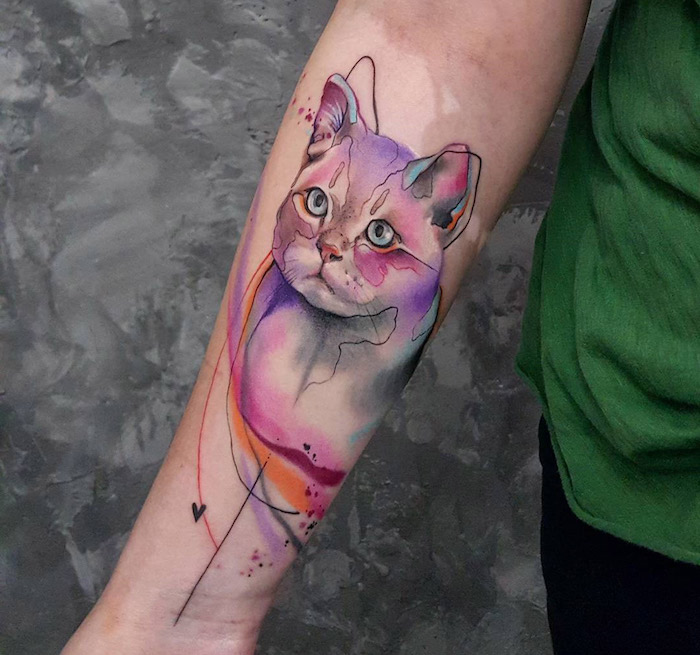 katzen tattoos, eine hand mit einem watercolor tattoo mit einer violetten katze mit blauen augen und einer roten nase, tattoo mit einem kleinen schwarzen herzen